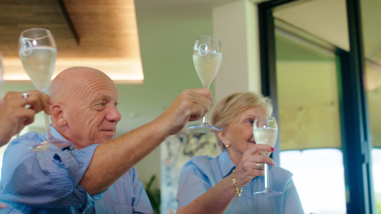 Gasten heffen samen het glas in de residentie