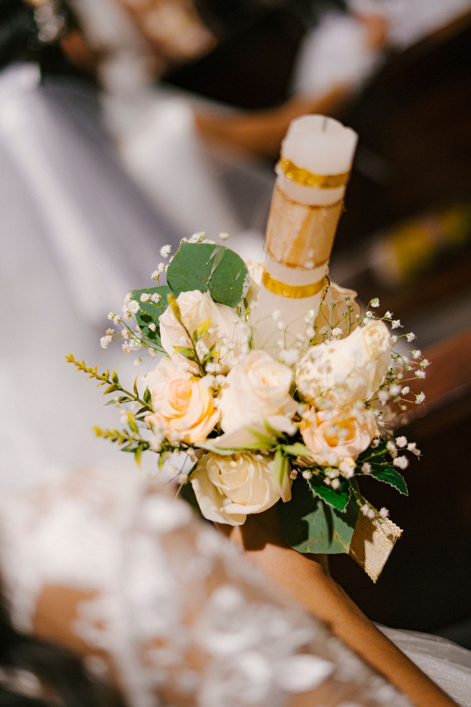 Detail van een communiekaars met witte bloemen