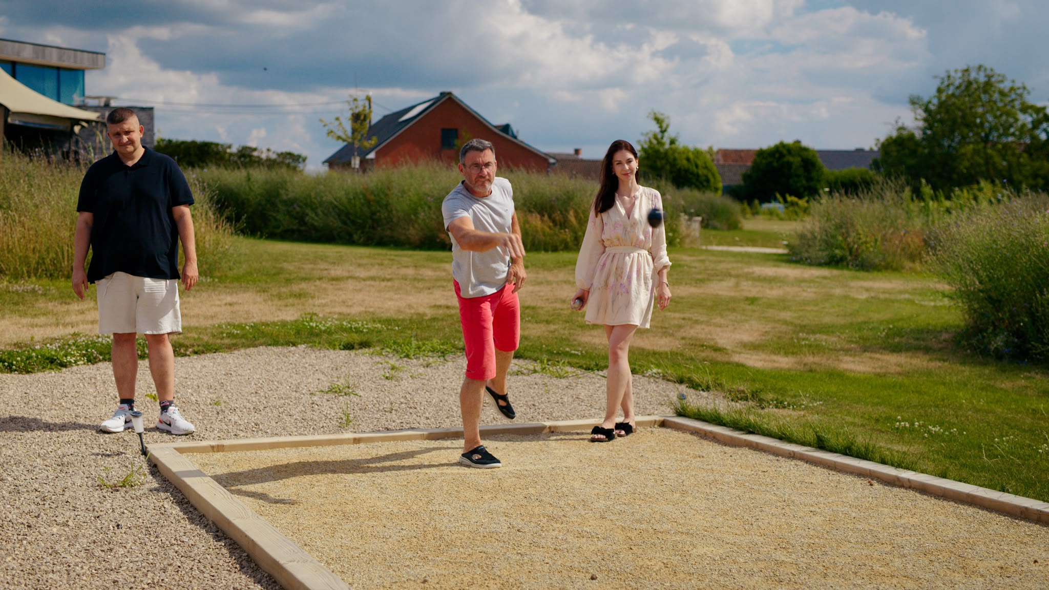Gasten spelen pétanque op het domein