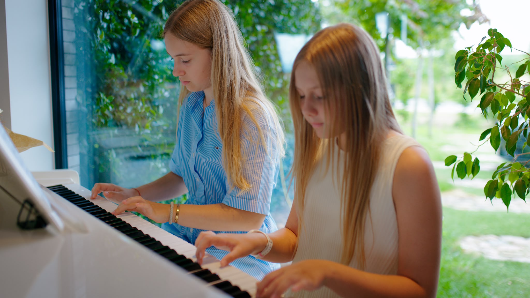 Twee gasten spelen samen piano