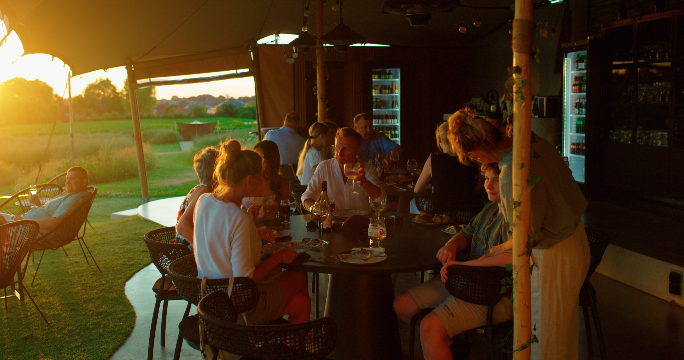 Familie en vrienden vieren samen rond de tafel