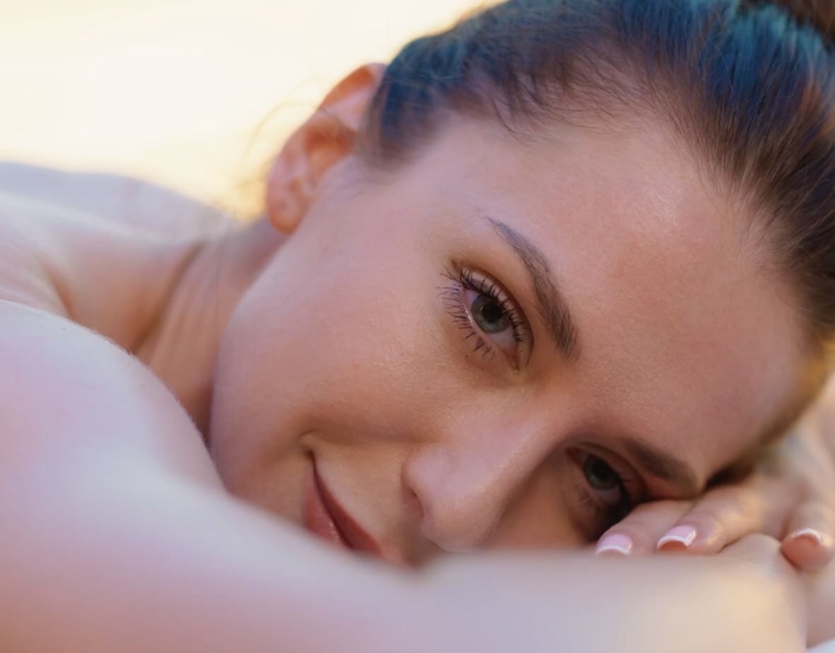 Een gast ontspant op de massagetafel van de wellness